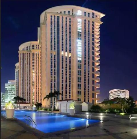 Luxury Bgc Condo In Taguig, Mckinley - Covered Parking And Wifi Free Kültér fotó