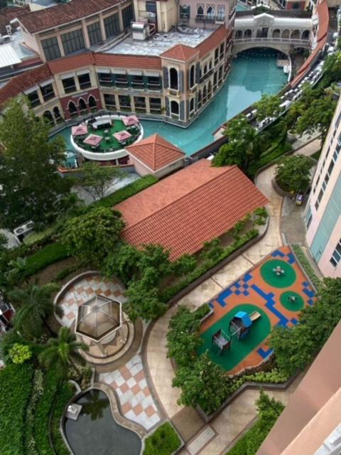 Luxury Bgc Condo In Taguig, Mckinley - Covered Parking And Wifi Free Kültér fotó
