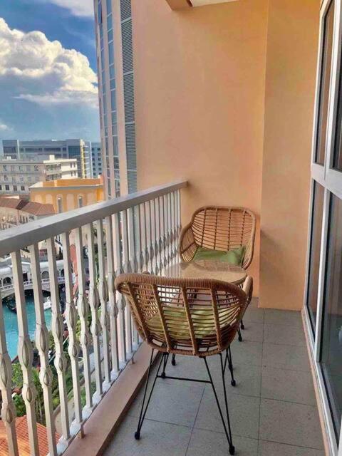Luxury Bgc Condo In Taguig, Mckinley - Covered Parking And Wifi Free Kültér fotó