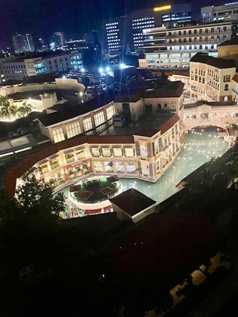 Luxury Bgc Condo In Taguig, Mckinley - Covered Parking And Wifi Free Kültér fotó